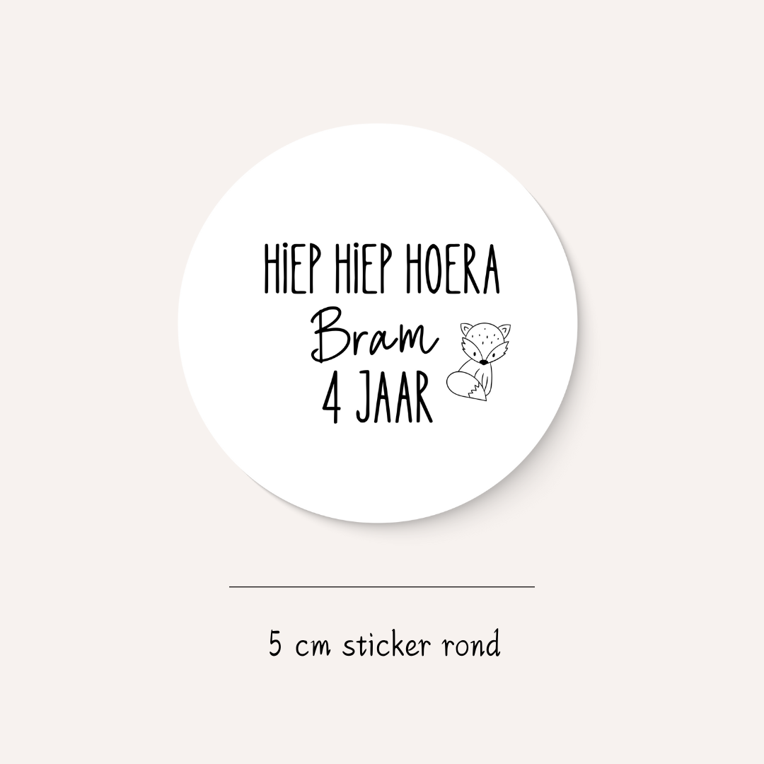 Traktatiesticker hiep hiep hoera + naam + leeftijd (10 stuks)