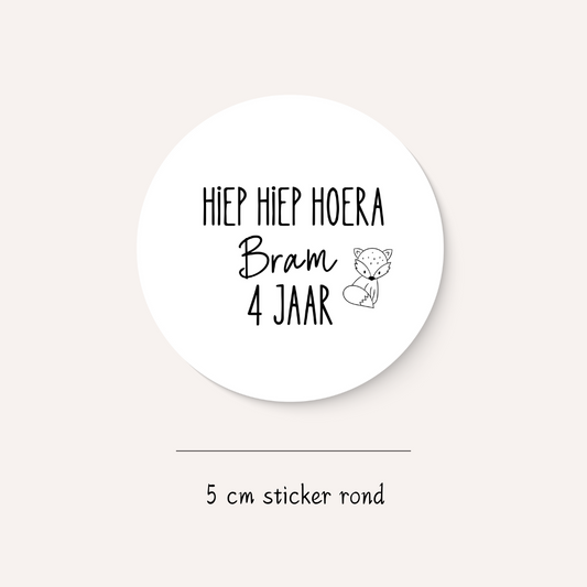 Traktatiesticker hiep hiep hoera + naam + leeftijd (10 stuks)